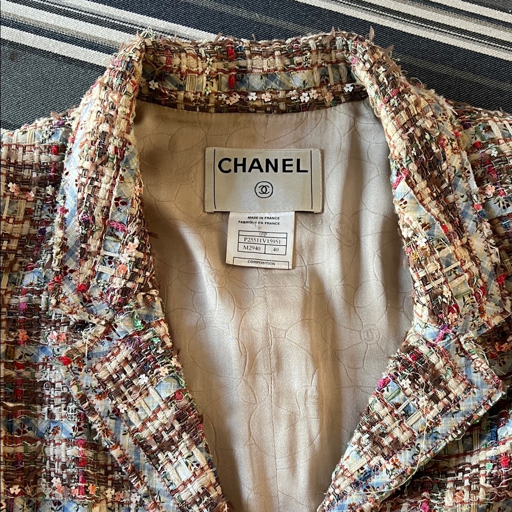 Chanel Elegant Tweed Blazer with Gold Buttons - Picture 3 of 5